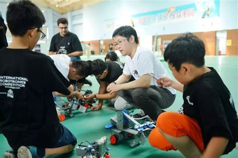 睿趣疯狂机器人：面向未来，培养具有AI思维的创新人才，给孩子不一样的机器人、编程教育！-凤凰教育