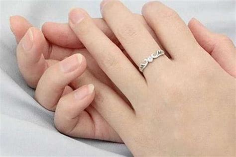 左右手小拇指戴戒指是什么意思？小拇指戴戒指防小人？ – 我爱钻石网官网