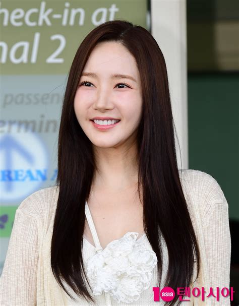 Park Min-young leaves the country with long hair fluttering...Pretty ...