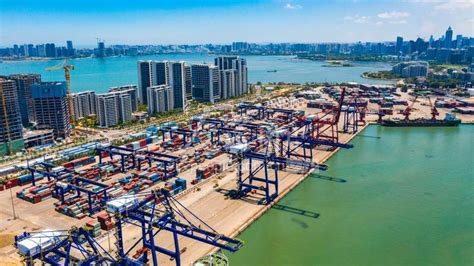 海口：秀英港集装箱码头运转繁忙-人民图片网