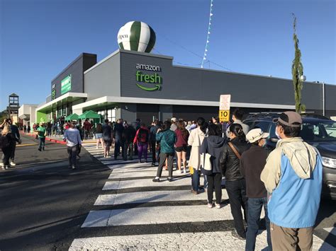 Curiosity brings out the crowds at cashierless Amazon Fresh store
