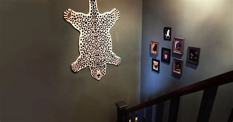 Stylish Yet Simple Staircase Wall Decor Ideas for Living Room