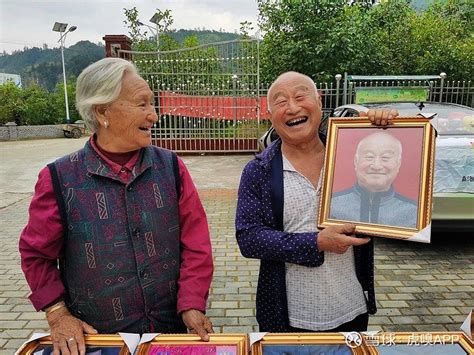 她免费给2000余名山区老人拍遗照：他们喜欢红底、笑着的照片