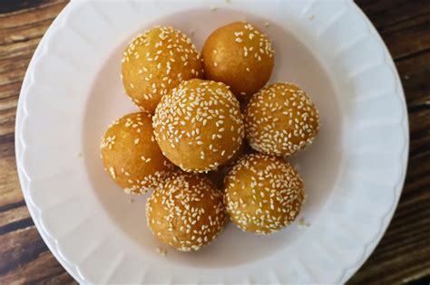 Vietnamese Fried Glutinous Rice Balls (Sesame Balls/ Banh Cam)