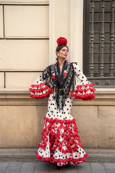 Descubre la belleza de los trajes regionales de España | Meer