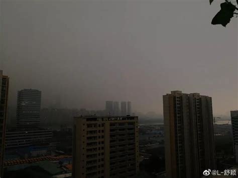广州开启黑夜模式！8级大风强雷电+暴雨橙色预警