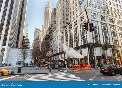 5th Ave and E 59th Street in Manhattan, New York Editorial Stock Photo ...