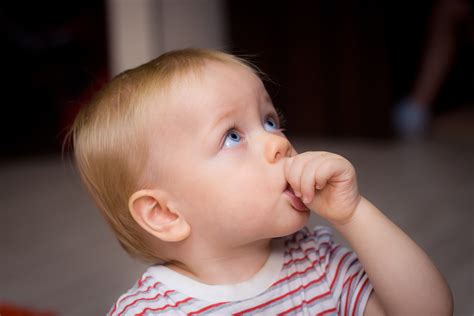 How to help your baby to stop thumb sucking? - Kinedu Blog