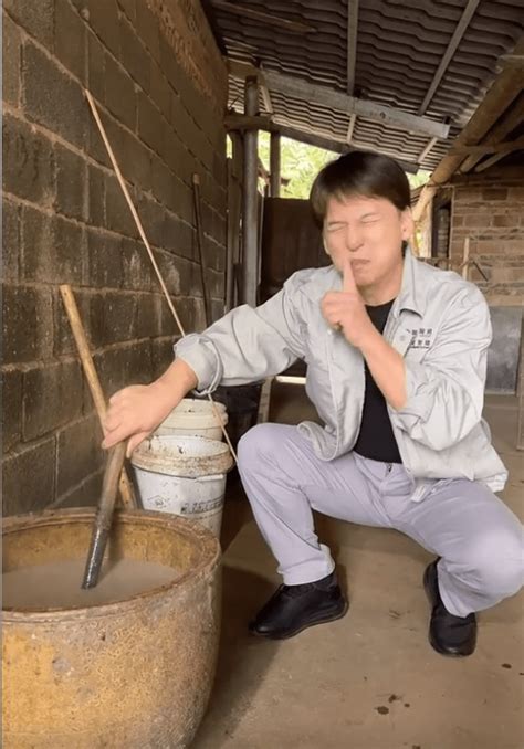 60岁曹荣回老家养猪，每天做2顿猪食，卖力搅泔水表情扭曲_西游记_网友_生活