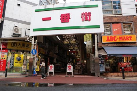 ABC大宮院は大宮駅徒歩2分、一番街看板の向かい、松屋とパチンコ店の間、1階にGEOが入る中西ビル6階にあります。