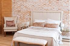 vicino al letto da letto sottotetto con il letto e vicino al letto da letto sottotetto con il letto e