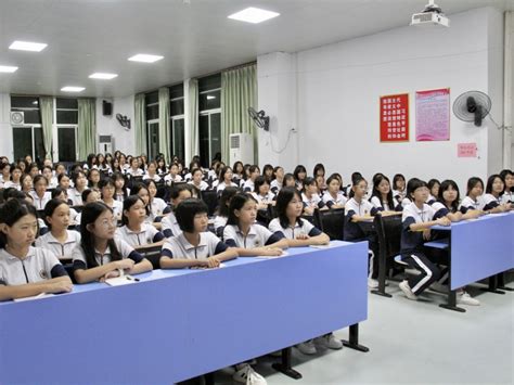 拥抱青春，守护花季——汕头市广大实验学校新生年级女生座谈会