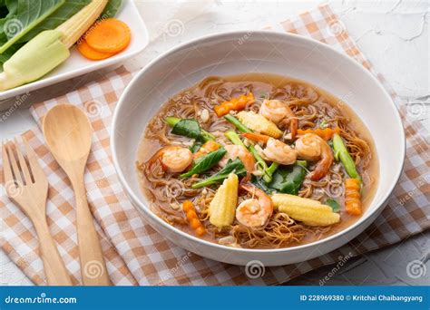Rice Vermicelli Noodles with Shrimp in Gravy Sauce Rad Na Goong.Thai ...