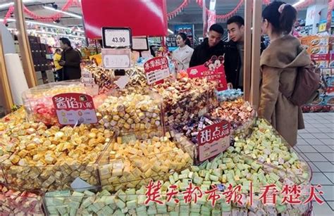 问起进口零食的来历，宛平南路某店店主一脸讳莫如深…… - 周到上海