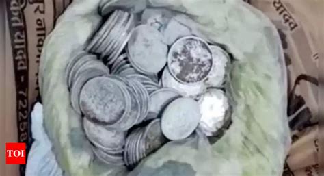 Madhya Pradesh Daily wager finds buried treasure, hands it to cops ...
