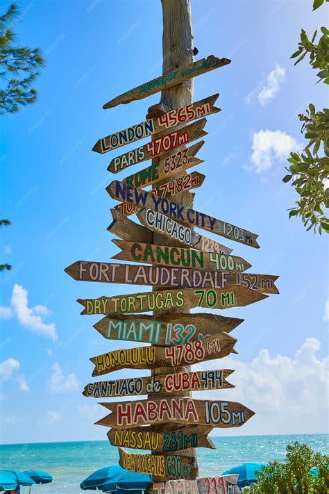 Key west beach distance signs to landmarks | Premium Photo