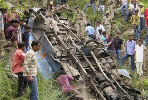 印度北部巴士掉入深谷 28死7傷 - 新聞 - Rti 中央廣播電臺