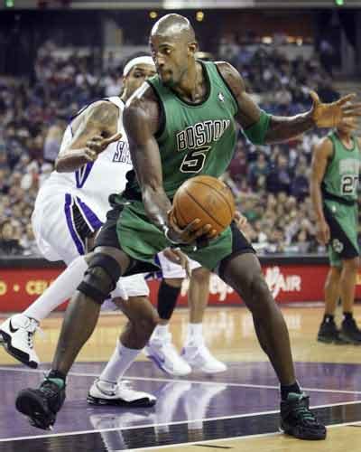 Dallas Mavericks forward Dirk Nowitzki (41), of Germany, gets a shot ...