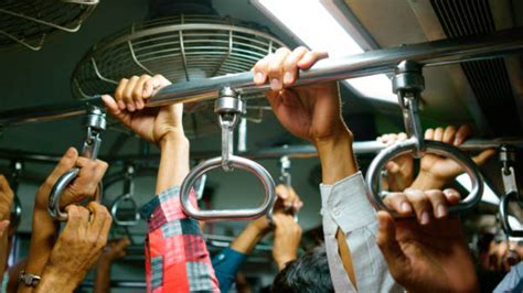 Mumbai Local Train News 的图像结果