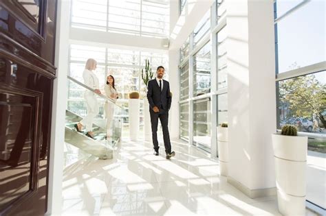 People Walking Office 的图像结果