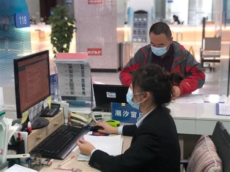 惠水县人民政府政务服务中心开展全程陪同服务，提升大厅“温度”_办事_群众_帮办