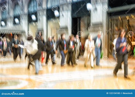 People Walking Blur 的图像结果