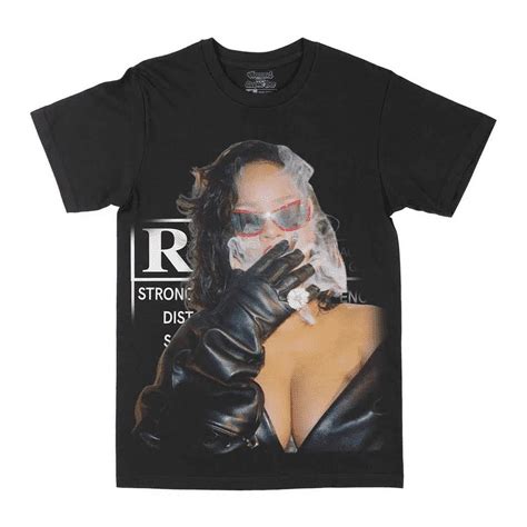 Rihanna When The Smoke Clears Graphic Tee - Walmart.com
