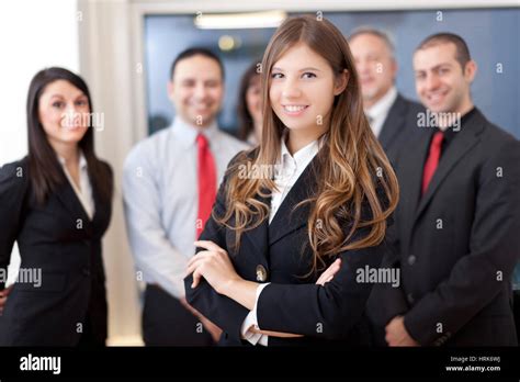 Business People Smiling in Group Photo 的图像结果