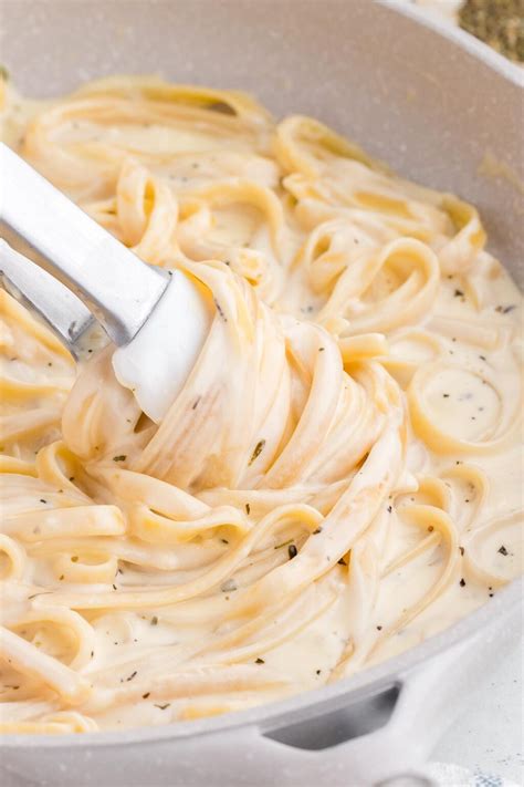 Easy Alfredo Sauce (Creamy, Homemade, & Ready in 10 Minutes!)