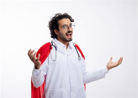 Excité jeune homme super-héros caucasien dans des lunettes optiques ...