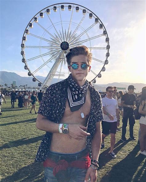 25 Looks "reais" do Coachella | Festival outfits men, Rave outfits men ...