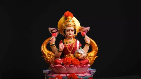 Maa Laxmi: शुक्रवार के दिन करें इन मंत्रों का जाप, रूठी हुईं मां ...