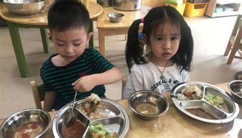 幼儿园食堂开放日，家长受邀走进“厨房重地”_大武汉