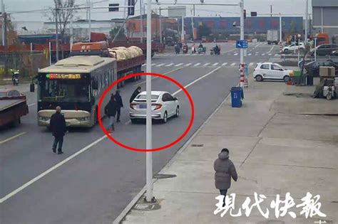 不甘心被劝返，男子驾车闯卡撞伤防疫人员_腾讯新闻