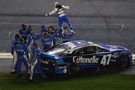 Stenhouse Jr. gana las Daytona 500 más largas de la historia