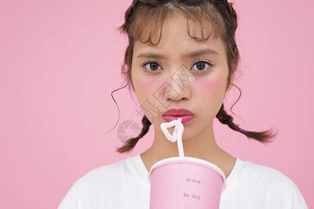 女生为什么这么喜欢喝奶茶 大部分女孩子喜欢喝奶茶时拍照是什么原因_即时尚