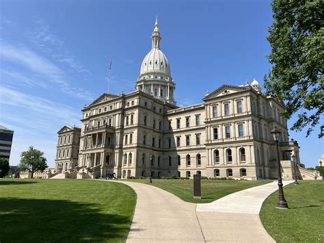 New Michigan school budget shifts more teacher pension costs to ...