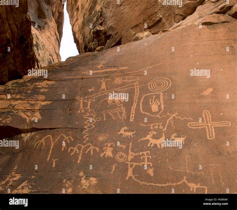 Native American petroglyphs by Anasazi, Atlatl Rock, Valley of Fire ...