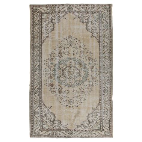 Vintage Oriental Rug in Red and Green. Handknotted Wool Carpet. Floor ...