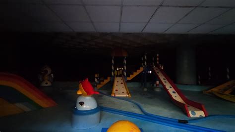 Bruhhh this place was fully empty : r/Weirdlyfamiliar