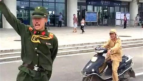 广西警方通报“2男子穿日本军服作秀”：拘留10天|界面新闻 · 中国