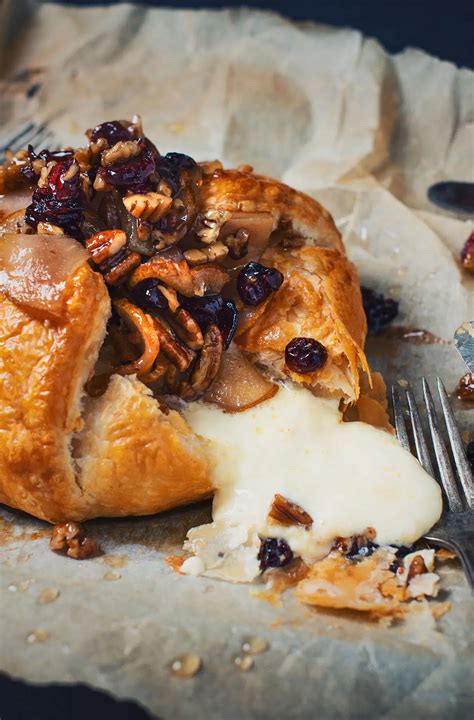 Baked brie with beer-caramelized pears - Le Coup de Grâce