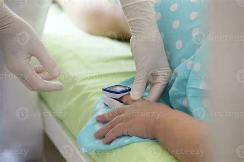 Measurement of oxygen level with a pulse oximeter. 26453833 Stock Photo at Vecteezy