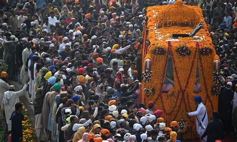 In pictures: Celebrations as Pakistan welcomes Indian Sikhs for Guru ...