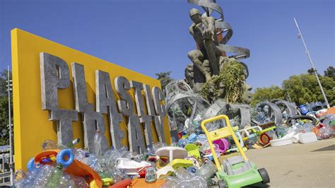 After U.N. Talks Collapse, a Narrow Path to a Global Plastics Treaty | WPR