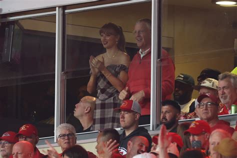 Taylor Swift's Freckled Makeup at Kansas City Chiefs Game Is Under ...