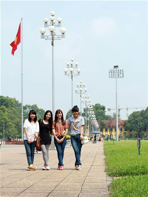 在越南的国际留学生欢喜庆祝越南春节