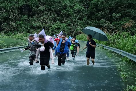 农业园随时可能被淹 淳安党员干部蹚水背出67个孩子-浙江新闻-浙江在线