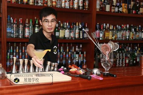 2015年广东酒吧工作工资揭秘：调酒师、侍酒师、服务员的薪资情况 - 爱book