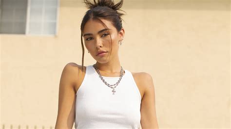 Ladda ner Popstjärnamadison Beers Prestation. (this Could Be A Computer ...